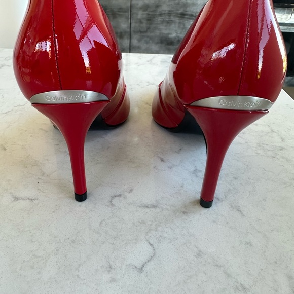 Calvin Klein Women’s Gayle Patent Red Leather Pump 6M. - Picture 3 of 4